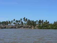 Village sur le canal des Pangalanes
